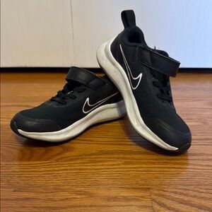 Nike Kids star runner Black and White Nike Shoes